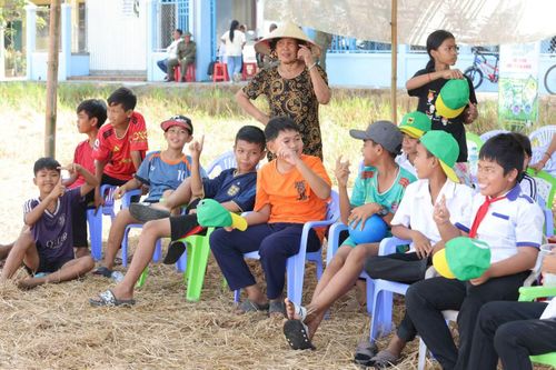 Giải đấu thu hút nhiều người dân địa phương, đặc biệt các em nhỏ tới theo dõi, cổ vũ các đội bóng và người thân tham gia tranh tài.