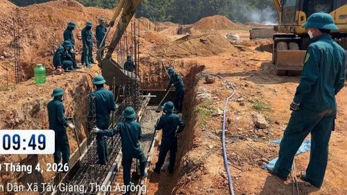 Bộ đội phối hợp máy móc thi công, đổ bê tông móng, đẩy nhanh tiến độ xây dựng trường tại xã Tây Giang.