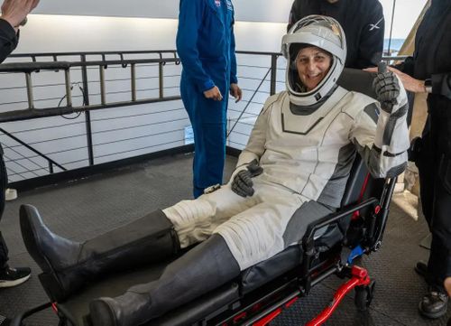 Phi hành gia NASA Suni Williams được hỗ trợ ra khỏi tàu vũ trụ SpaceX Dragon trên tàu cứu hộ SpaceX MEGAN sau khi hạ cánh xuống nước vào ngày 18/3/2025. Ảnh: NASA
