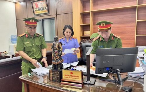  Kiểm sát viên phối hợp với Điều tra viên tiến hành khám xét nơi làm việc của Hoàng Trọng Lợi.