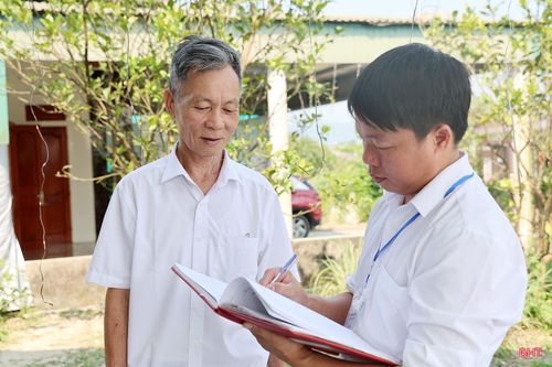 Cán bộ xã Kỳ Văn tiếp nhận kiến nghị của công dân Trần Văn Thế, thôn Đông Xuân.