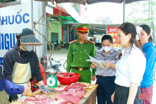 Qua kiểm tra, đoàn liên ngành phường Trần Phú đã phát hiện một số sản phẩm thịt không có dấu kiểm dịch theo quy định, không chứng minh được nguồn gốc, xuất xứ.
