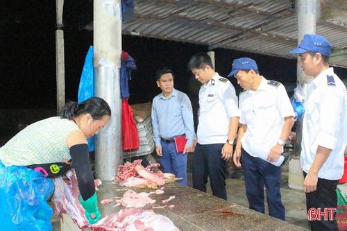 Đoàn kiểm tra liên ngành gồm đại diện Chi cục Chăn nuôi và Thú y vùng III, Chi cục Trồng trọt và Chăn nuôi Hà Tĩnh kiểm tra thực tế công tác phòng, chống dịch bệnh và quản lý hoạt động giết mổ động vật trên địa bàn tỉnh.