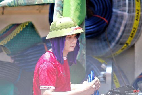 Người dân tìm đủ cách “giảm nhiệt”.