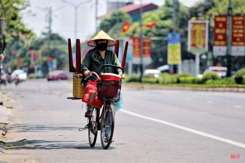 Nhiều lao động vẫn lặng lẽ mưu sinh trong tiết trời oi ả.