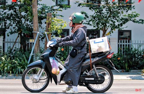 Từ khoảng 10 giờ đến 15 giờ, nền nhiệt tăng mạnh; nhiều tuyến đường trở nên thưa vắng, chỉ còn những người làm công việc đặc thù phải di chuyển, mưu sinh dưới cái nắng rát.