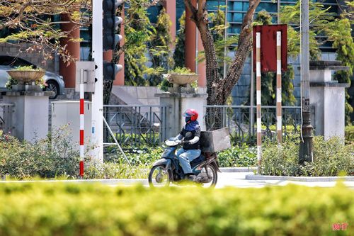 Đây là đợt nắng nóng kéo dài nhất từ đầu mùa, nền nhiệt cao kèm gió hanh khô khiến các hoạt động lao động, sinh hoạt của người dân thêm phần vất vả.