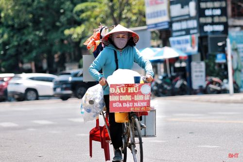 Bà Nguyễn Thị Hương (phường Thành Sen) chia sẻ: “Công việc bán hàng của tôi có đặc thù di chuyển nhiều ngoài đường nên vào mùa nắng thêm phần vất vả. Dù vậy, tôi luôn tìm cách để đảm bảo sức khỏe, tránh bị sốc nhiệt".