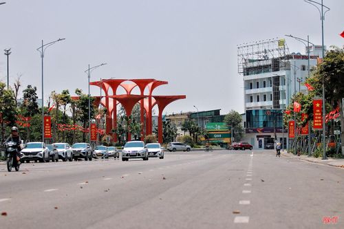 Theo Đài Khí tượng Thủy văn Hà Tĩnh, ngày 10/4, nắng nóng tiếp tục bao trùm toàn tỉnh với cường độ gay gắt, nền nhiệt duy trì ở mức cao trên diện rộng, nhiều nơi ghi nhận lên tới 40°C.