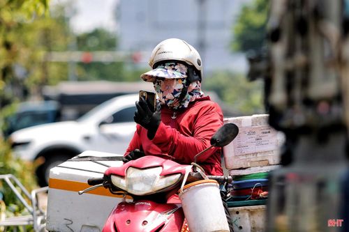 Người dân trang bị thêm nhiều vật dụng chống nắng như: áo khoác, mũ trùm, găng tay, kính râm… nhằm giảm bớt tác động khắc nghiệt của thời tiết.