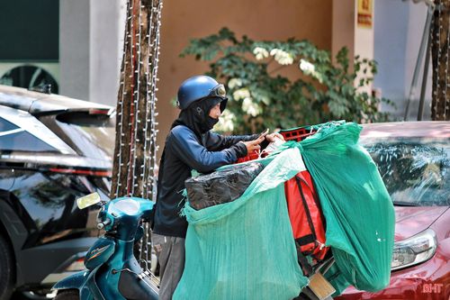 Những người giao hàng vẫn miệt mài di chuyển qua từng tuyến phố, mưu sinh dưới nắng nóng. “Tôi thường tranh thủ giao hàng vào buổi sáng sớm rồi tiếp tục vào cuối chiều. Giữa trưa, nắng hắt lên từ mặt đường khiến người lúc nào cũng nóng rát, dễ mệt nên rất khó chạy liên tục" - anh Nguyễn Đức Hà (shipper tại phường Thành Sen) chia sẻ.