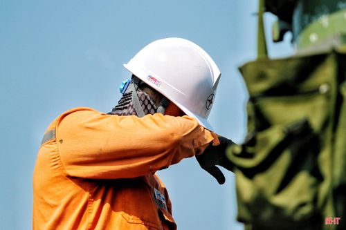 Những công nhân điện lực vẫn miệt mài "giữ” dòng điện thông suốt dưới nền nhiệt gần 40°C. Thời tiết nắng nóng khiến nhu cầu sử dụng điện tăng cao, đòi hỏi họ thường xuyên có mặt ngoài hiện trường để kiểm tra, xử lý sự cố và đảm bảo cung cấp điện ổn định.