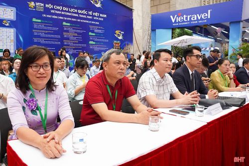 Đoàn Hà Tĩnh do ông Nguyễn Sỹ Chinh - Giám đốc Trung tâm Văn hóa, Điện ảnh và Xúc tiến du lịch tỉnh dẫn đầu tham dự lễ khai mạc.