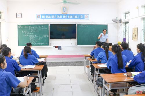 Thời điểm này, nhiều nhà trường và các em học sinh lớp 12 đang tập trung cao cho việc luyện đề,