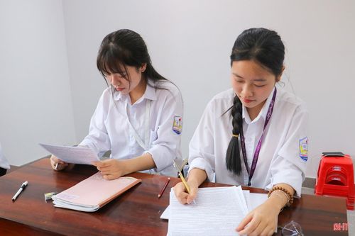 Em Nguyễn Hà Phương (bên phải) - học sinh lớp 12D1, Trường THPT Phan Đình Phùng luyện đề tiếng Anh.