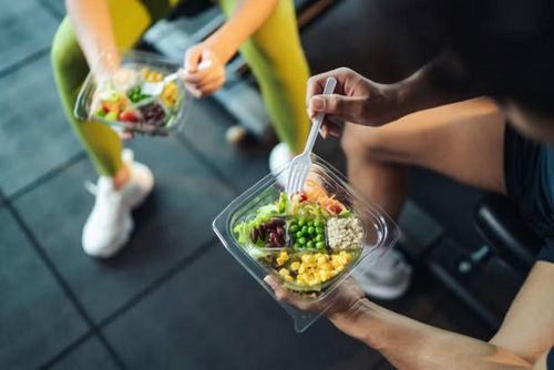 Chế độ ăn đóng vai trò then chốt trong việc giảm tỷ lệ mỡ toàn thân. (Ảnh: iStock)