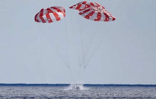 Tàu vũ trụ Orion của NASA hạ cánh xuống Thái Bình Dương vào tháng 12/2022 sau sứ mệnh Artemis I không người lái lên Mặt Trăng. Ảnh: Getty Images)