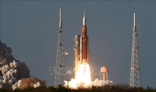Tên lửa đưa 4 phi hành gia của NASA rời bệ phóng tại Trung tâm Vũ trụ Kennedy ở Cape Canaveral, Florida, Mỹ, ngày 1/4/2026. Ảnh: AA/TTXVN