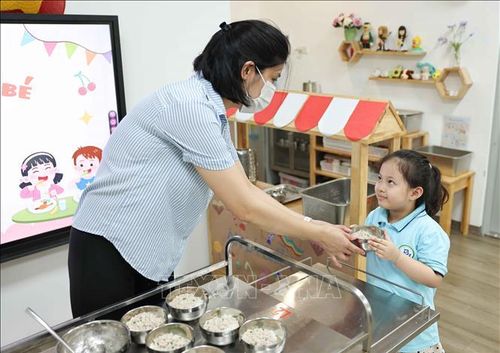 Bữa ăn bán trú của trẻ Trường Mầm non Bà Triệu. Ảnh: Thanh Tùng/TTXVN