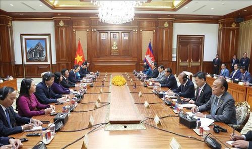 Thường trực Ban Bí thư Trần Cẩm Tú hội kiến Chủ tịch CPP, Chủ tịch Thượng viện Campuchia Hun Sen. Ảnh: Phương Hoa/TTXVN