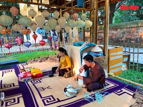 Nhiều món đồ thủ công tinh xảo được các nghệ nhân khéo léo tạo nên.