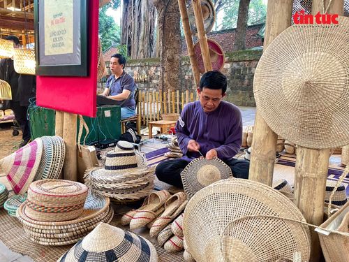 Đằng sau mỗi tác phẩm rực rỡ là sự cần mẫn và tình yêu nghề của các nghệ nhân, những người đang lặng lẽ nối dài sức sống của di sản trong nhịp sống hiện đại.