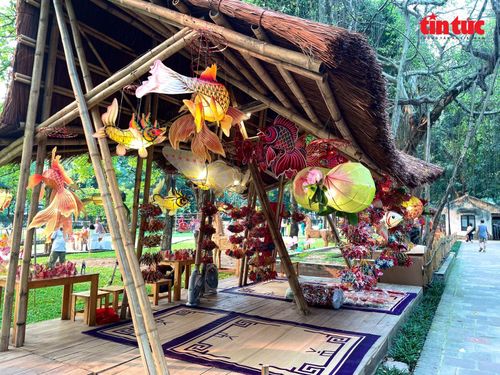 Không gian Văn Miếu - Quốc Tử Giám trở nên sống động, đa sắc màu.