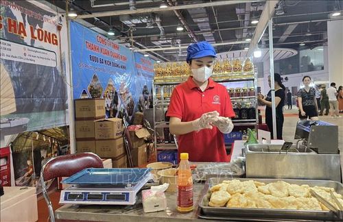 Gian hàng chả mực, sản phẩm OCOP đặc trưng của Quảng Ninh.