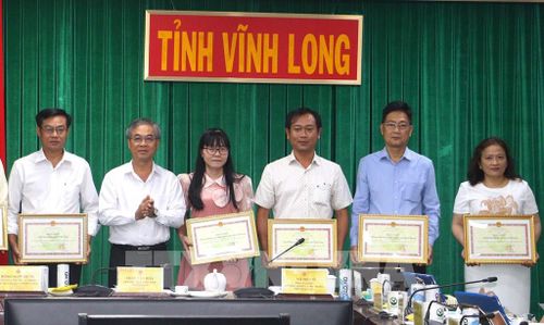 Khen thưởng các tập thể có thành tích xuất sắc trong phong trào phát triển kinh tế tập thể giai đoạn 2021-2025. Ảnh: Phúc Sơn – TTXVN