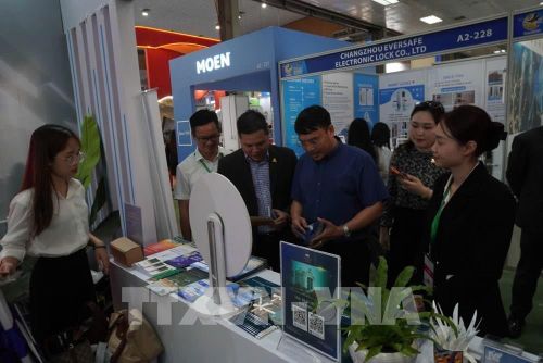 Các đại biểu tham quan gian hàng trưng bày của Du lịch Hải Phòng tại Hội chợ. Ảnh: Mạnh Minh- TTXVN