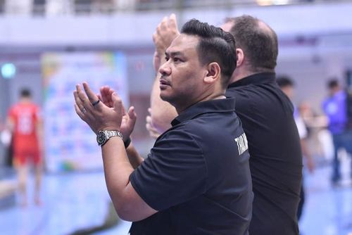 HLV Raksapol của Thái Lan đã có cuộc họp báo trước trận bán kết futsal Đông Nam Á 2026. Ảnh: FAT