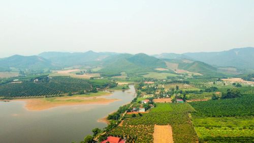 Theo quy hoạch, Khu sinh thái hồ Khe Lau là khu sinh thái nghỉ dưỡng với các chức năng chính: Dịch vụ du lịch cộng đồng; dịch vụ du lịch, vui chơi giải trí tổng hợp. Không gian kiến trúc cảnh quan được chia làm 2 khu chính: Khu A nằm ở phía Bắc được bố trí là khu dịch vụ du lịch cộng đồng và trải nghiệm; Khu B nằm ở phía Nam, gắn với cảnh quan hồ Khe Lau, được bố trí là khu dịch vụ du lịch, nghỉ dưỡng, vui chơi giải trí tổng hợp.