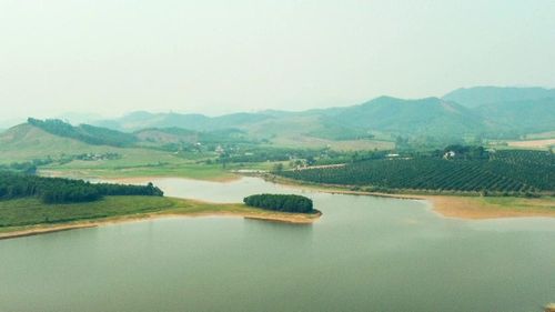 Hồ Khe Lau là không gian sinh thái tự nhiên với mặt nước rộng, bao quanh bởi cây xanh và địa hình đồi thoải. Những buổi sớm, sương bảng lảng trên mặt hồ, tiếng chim vọng qua các sườn đồi tạo nên nhịp sống chậm rãi, bình yên.