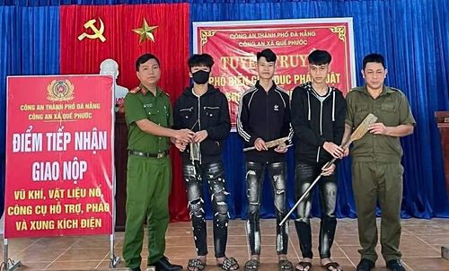 Người dân giao nộp vũ khí, công cụ hỗ trợ cho Công an xã Quế Phước. Ảnh: MINH THÔNG