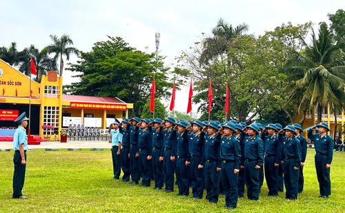 Nắng gió thao trường rèn luyện ý chí, bản lĩnh cho các tân binh. Ảnh: NGỌC HÙNG