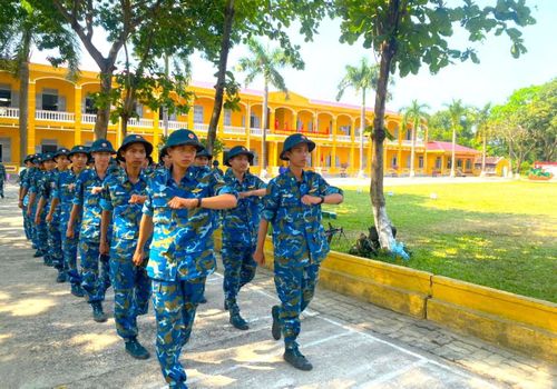 Các tân binh với nội dung huấn luyện điều lệnh đội ngũ. Ảnh: HỒNG NGỌC