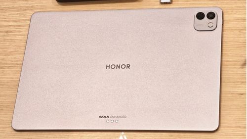Mặt lưng MagicPad 3 Pro 12.3 inch nổi bật với cụm camera đi kèm đèn flash dạng vòng