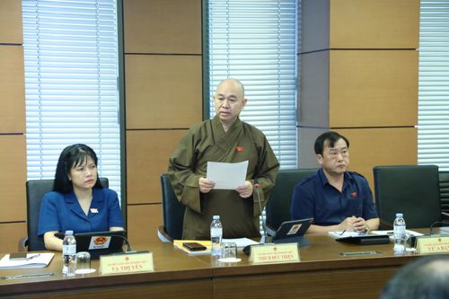Thượng tọa Thích Đức Thiện, ĐBQH tỉnh phát biểu ý kiến tại phiên thảo luận.