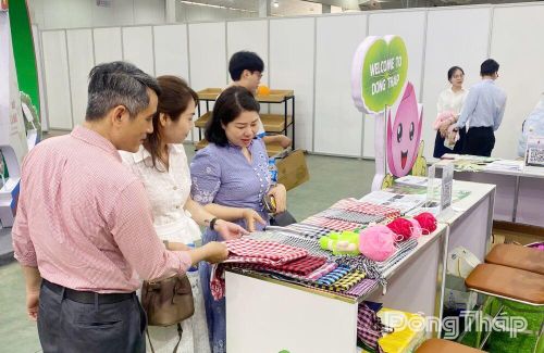 Người dân tham quan gian hàng tỉnh Đồng Tháp tại hội chợ.