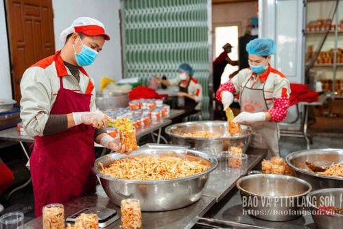 Hoạt động đóng gói sản phẩm của HTX Mai Sao Lạng Sơn
