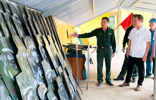Các đại biểu tham quan mô hình học cụ, giáo án huấn luyện.