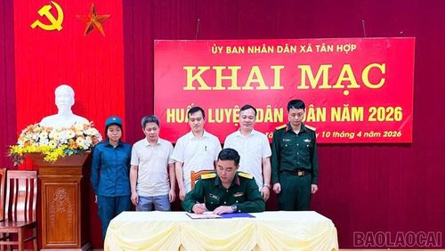 Đại diện các đơn vị dân quân ký kết giao ước thi đua.
