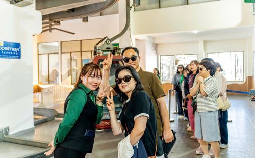 Du khách thích thú trải nghiệm các dịch vụ và không gian du lịch đặc trưng của Lâm Đồng trong dịp cao điểm