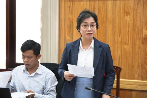 Phó Giám đốc Sở Văn hóa, Thể thao và Du lịch Lâm Đồng Nguyễn Lan Ngọc báo cáo các nội dung liên quan đến kế hoạch tổ chức sự kiện, kích cầu du lịch trong mùa cao điểm