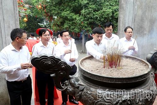Các đại biểu dâng hương tưởng niệm các Vua Hùng.