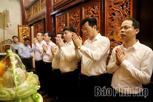 Các đại biểu dâng hương tưởng niệm các Vua Hùng.