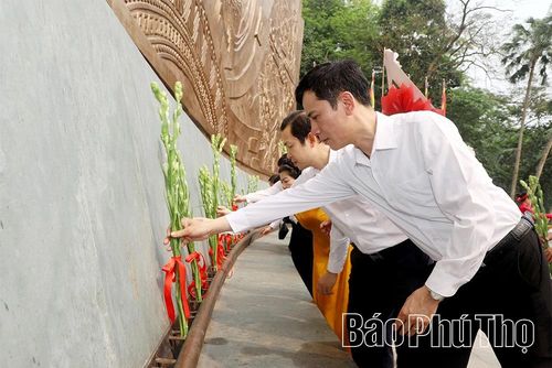 Các đại biểu dâng hoa tại Bức phù điêu “Bác Hồ nói chuyện với cán bộ, chiến sĩ Đại đoàn Quân Tiên Phong”.