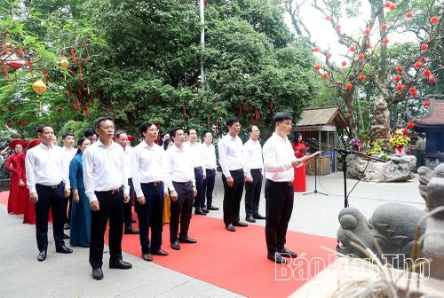 Đồng chí Nguyễn Trung Hải - Tỉnh ủy viên, Bí thư Đảng ủy, Chủ tịch HĐND phường Vĩnh Phúc - Chủ lễ dâng hương đọc bài tri ân, báo công các Vua Hùng và các bậc tiền nhân đã có công dựng nước và giữ nước.