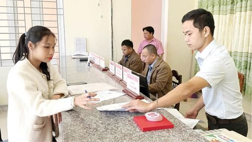 Cán bộ Hộ tịch - Tư pháp trả kết quả hồ sơ tại bộ phận 1 cửa xã Khe Tre