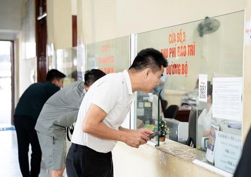 Nhân viên kiểm định sẽ quét mã QR và nhập dữ liệu trực tiếp vào hệ thống đồng bộ của Cục Đăng kiểm Việt Nam. Mọi thông tin về phương tiện được truy xuất tức thời, giúp giảm tới 30% thời gian làm thủ tục hành chính ban đầu so với trước đây.